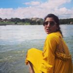 Vishnupriyaa bhimeneni Instagram - REFRESHED💙🌊🌊🌊 Tungabhadra 💗🌸🌸💚💚💚💚💚💜💜💜💖💖💖💖 #blessedwithamazingmothernaturearound💙 #TungabhadraRiver #Chillingontheriverbank #muchneededlovefromnatureafterlockdown #hampitourism #ancientindianhistory #rechargedforother1month #livinglife #everyminuteisinevitable💛💚 Tungabhadra River