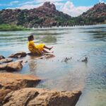 Vishnupriyaa bhimeneni Instagram - REFRESHED💙🌊🌊🌊 Tungabhadra 💗🌸🌸💚💚💚💚💚💜💜💜💖💖💖💖 #blessedwithamazingmothernaturearound💙 #TungabhadraRiver #Chillingontheriverbank #muchneededlovefromnatureafterlockdown #hampitourism #ancientindianhistory #rechargedforother1month #livinglife #everyminuteisinevitable💛💚 Tungabhadra River