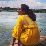Vishnupriyaa bhimeneni Instagram - REFRESHED💙🌊🌊🌊 Tungabhadra 💗🌸🌸💚💚💚💚💚💜💜💜💖💖💖💖 #blessedwithamazingmothernaturearound💙 #TungabhadraRiver #Chillingontheriverbank #muchneededlovefromnatureafterlockdown #hampitourism #ancientindianhistory #rechargedforother1month #livinglife #everyminuteisinevitable💛💚 Tungabhadra River