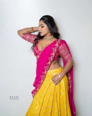 Vishnupriyaa bhimeneni Instagram - Kinni Soni ❤️‍🔥❤️‍🔥✨️✨️✨️ 💛💛

Outfit :@mounikas_couture 
Jwellery :@pretty.jewelbox 
📷 :@manoj_gangula 

#vishnupriyaabhimeneni #Maatv #aadhivaramwithstarmaaparivaram #sundaypost #gratitude #telugu #diljitdosanjh #latest #11-19-2023