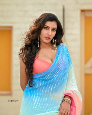 Vishnupriyaa bhimeneni Instagram - 💙💖💙💖💙

Saree :@sujisrin.collection 
Hair :@dkalyani73 
Earrings :@aanvitrends 
📍:@passionate_studios 
📷:@studios19_lsp @landscapephotography19 

#vishnupriyabhimeneni #vishnupriyaa #jawaan #trending #sharukhkhan #instagram #sareelove #fridaymood #magic #happiness
