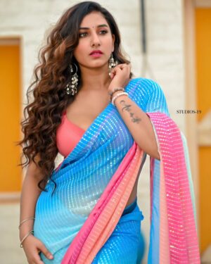 Vishnupriyaa bhimeneni Instagram - 💙💖💙💖💙

Saree :@sujisrin.collection 
Hair :@dkalyani73 
Earrings :@aanvitrends 
📍:@passionate_studios 
📷:@studios19_lsp @landscapephotography19 

#vishnupriyabhimeneni #vishnupriyaa #jawaan #trending #sharukhkhan #instagram #sareelove #fridaymood #magic #happiness