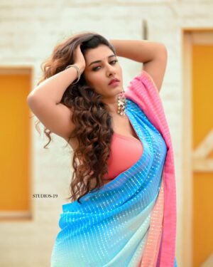 Vishnupriyaa bhimeneni Instagram - 💙💖💙💖💙

Saree :@sujisrin.collection 
Hair :@dkalyani73 
Earrings :@aanvitrends 
📍:@passionate_studios 
📷:@studios19_lsp @landscapephotography19 

#vishnupriyabhimeneni #vishnupriyaa #jawaan #trending #sharukhkhan #instagram #sareelove #fridaymood #magic #happiness