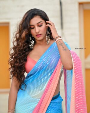 Vishnupriyaa bhimeneni Instagram - 💙💖💙💖💙

Saree :@sujisrin.collection 
Hair :@dkalyani73 
Earrings :@aanvitrends 
📍:@passionate_studios 
📷:@studios19_lsp @landscapephotography19 

#vishnupriyabhimeneni #vishnupriyaa #jawaan #trending #sharukhkhan #instagram #sareelove #fridaymood #magic #happiness