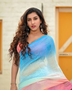 Vishnupriyaa bhimeneni Instagram - 💙💖💙💖💙

Saree :@sujisrin.collection 
Hair :@dkalyani73 
Earrings :@aanvitrends 
📍:@passionate_studios 
📷:@studios19_lsp @landscapephotography19 

#vishnupriyabhimeneni #vishnupriyaa #jawaan #trending #sharukhkhan #instagram #sareelove #fridaymood #magic #happiness