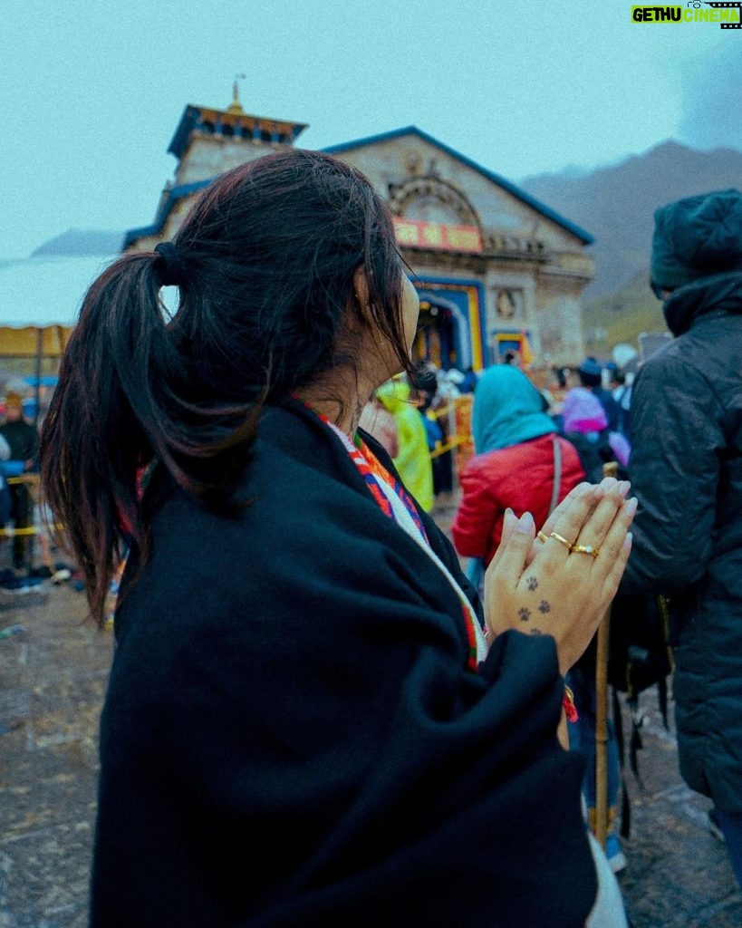 Vishwa Rathod Instagram - Sare bigde kaam ban jate hai jab Bholenath ke Darshan ho jate hai..!! Har Har Mahadev 🕉🔱🙌 #kedarnath #shiv #bholenth #tattoo #instagood #instagram #trending #jaibholenath #harharmahadev Kedarnath Temple-केदारनाथ मंदिर