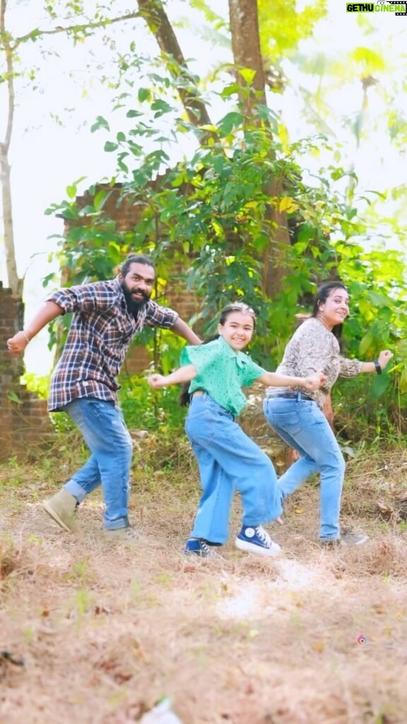 Vriddhi Vishal Instagram - Gumma 💃🕺💃 🎥 @abinprasad_cherthala #gumma #dancereels #vriddhivishal #vriddhifamily #dancingfamily #childartist #ambajipetamarriageband #shivani #dushyanth #suhas #telugusongs #dancereel