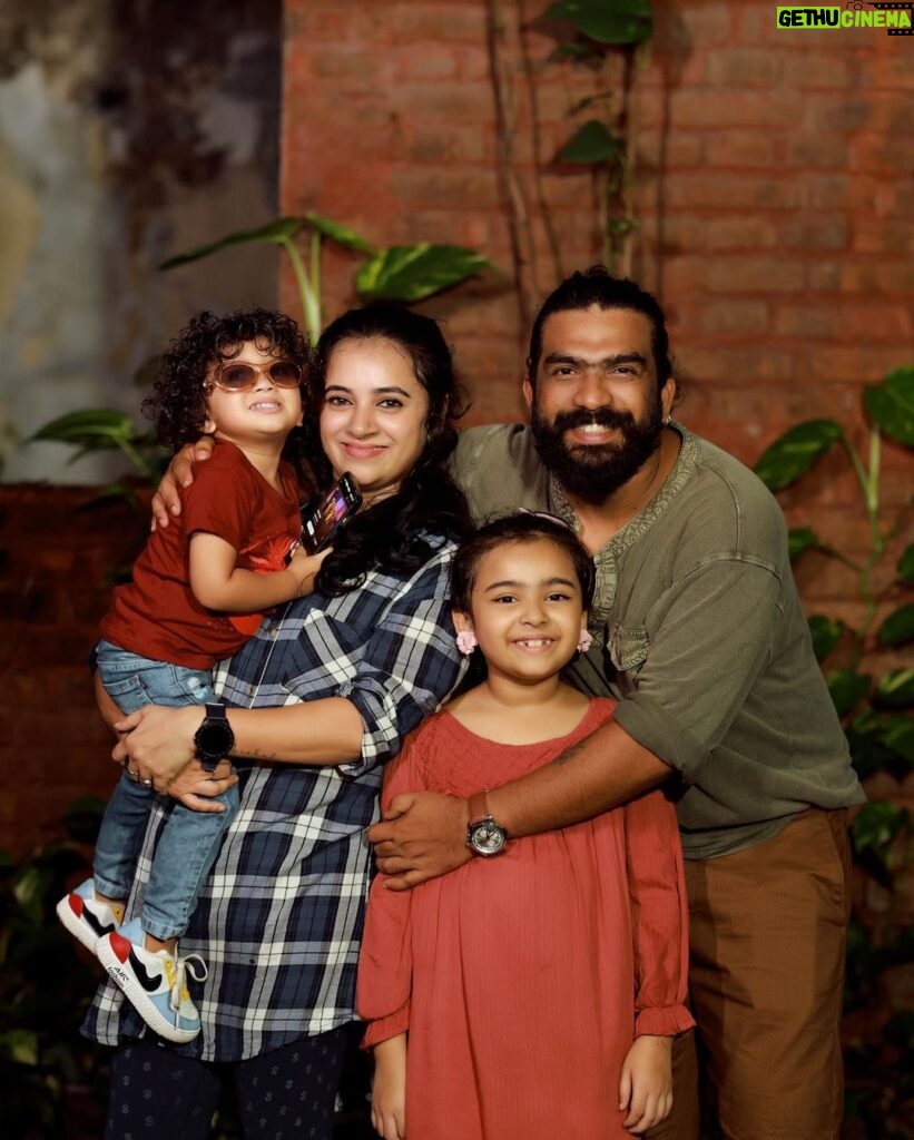 Vriddhi Vishal Instagram - Happy sunday all ❤❤❤ 📸 @abinprasad_cherthala #family #vriddhivishal #familypic #familytime #childart #cinema #influencer #childinfluencer #❤ #reelsshooting