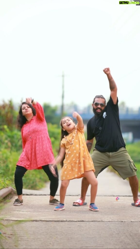 Vriddhi Vishal Instagram - Karu karu karuppayi 💃trending 🎥 & cute @abinprasad_cherthala Cam asist @alizejisna #family #vriddhifamily #vriddhivishalfamily #dancingfamily #trending #reelsvideo #vriddhi #childartsit #childinfluencer #dancelover