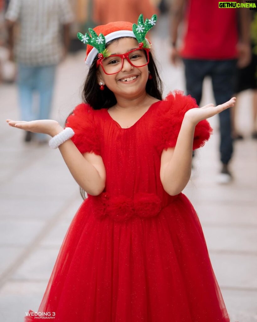 Vriddhi Vishal Instagram - Merry Christmas all ❤❤🎅🎄🌲 📸 @wedding.3 #merrychristmas #vriddhivishal #christmas #childartist #photoshoot #xmasphotoshoot #❤