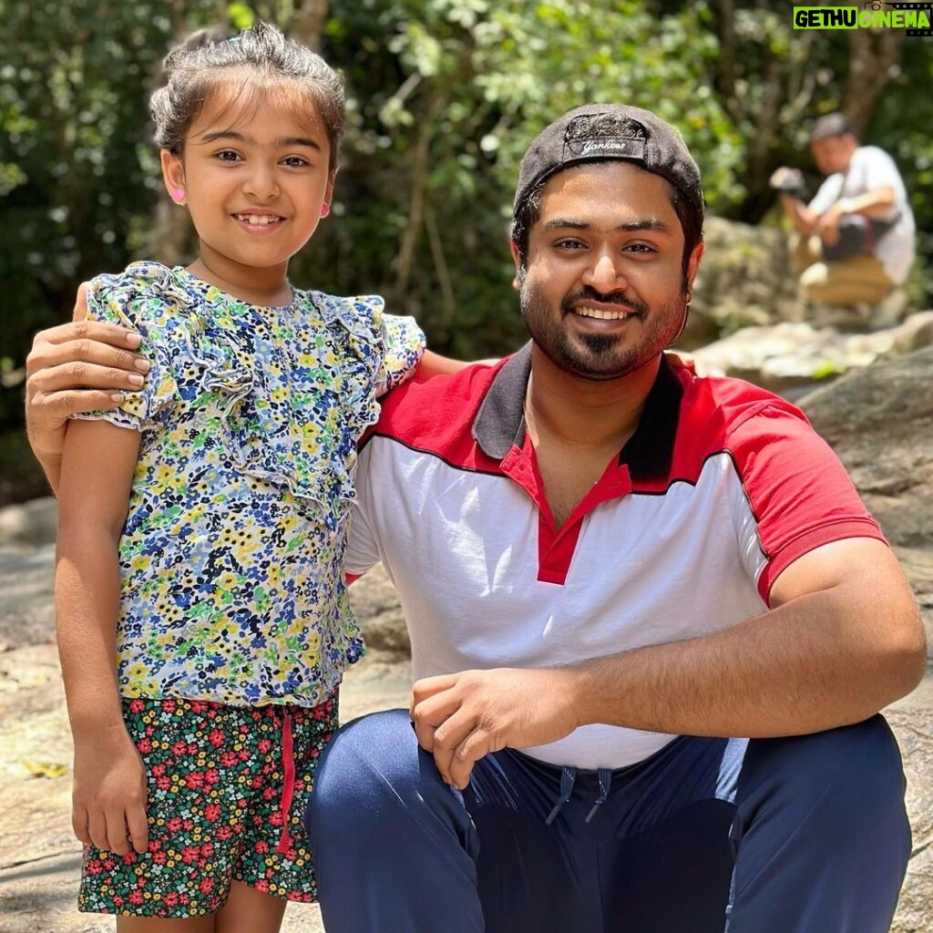 Vriddhi Vishal Instagram - Unexpected meet @actorgokulsuresh chetan ❤❤❤ 📸 @vishal_kannan03 #gokulsuresh #actor #malayalamcinema #artist #kingofkotha #❤ #sureshgopi #cinema Vattavada