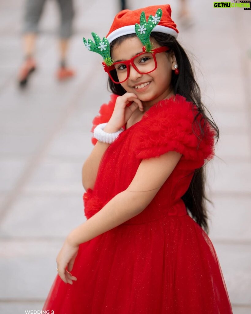 Vriddhi Vishal Instagram - Merry Christmas all ❤❤🎅🎄🌲 📸 @wedding.3 #merrychristmas #vriddhivishal #christmas #childartist #photoshoot #xmasphotoshoot #❤