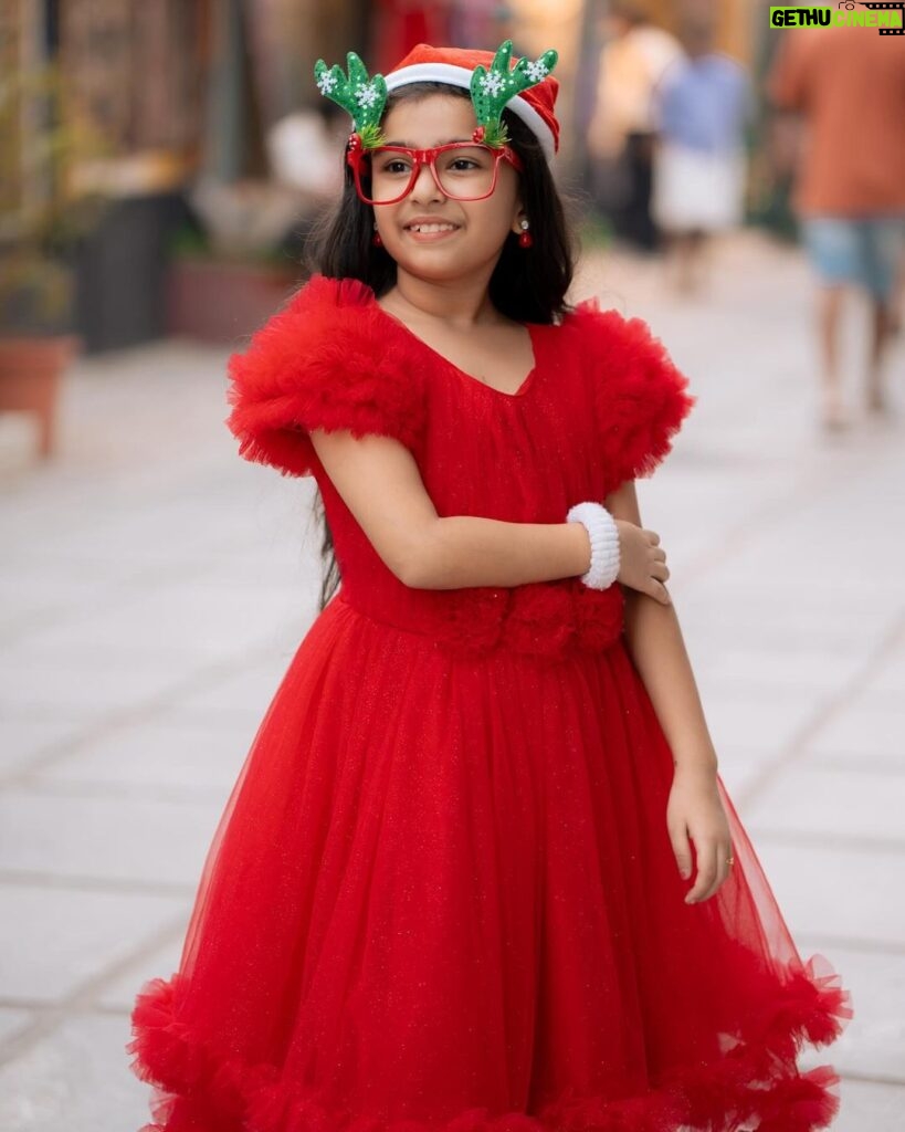 Vriddhi Vishal Instagram - Merry Christmas all ❤❤🎅🎄🌲 📸 @wedding.3 #merrychristmas #vriddhivishal #christmas #childartist #photoshoot #xmasphotoshoot #❤