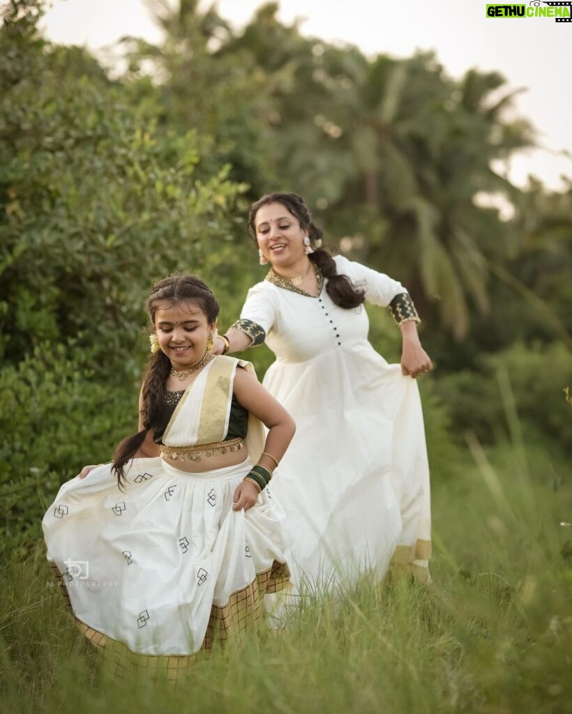 Vriddhi Vishal Instagram - Ellavarkum enteyum kudumbathinteyum sneham niranja thiruvonaasamsakal 🌼❤ 📸 @jithinbabu_jb Outfit @disha_creationz Makeover @sheblush._ #thiruvonam #happyonam #family #vriddhivishal #vriddhi #childartsit #festival #keralam