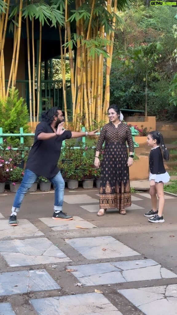 Vriddhi Vishal Instagram - Behind the scenes ❤❤Zari zari 💃 🎥 @rahulraku @ameensabil #trending #trendingreels #reelsvideo #reels #viral #vriddhifamily #familydance #dancereels #childartist #vriddhivishal #telugu #telugureels