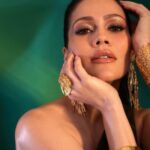 Waluscha De Sousa Instagram - 💚 Outfit @worldofasra Jewellery @studio.metallurgy @minerali_store Styling @abhilashatd Makeup @kapilbhalla_ Hair @hairbyykaushall Photography @akshay_26 #bollywoodhungama #awards #beauty #film #fashion #glamour #redcarpet #waluschadesousa