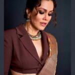 Waluscha De Sousa Instagram - #itaawards2022 ♥️ Saaree : @suparna_som @arwakaka.pr Jewels : @sangeetaboochra Bag : @ahikozaofficial Styling : @abhilashatd Styling team : @dipteeagarwal Make up : @kapilbhalla_ Hair : @hairbyykaushall Photography : @akshay_26 @theitaofficial #waluschadesousa