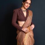 Waluscha De Sousa Instagram - #itaawards2022 ♥️ Saaree : @suparna_som @arwakaka.pr Jewels : @sangeetaboochra Bag : @ahikozaofficial Styling : @abhilashatd Styling team : @dipteeagarwal Make up : @kapilbhalla_ Hair : @hairbyykaushall Photography : @akshay_26 @theitaofficial #waluschadesousa