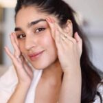 Yukti Thareja Instagram - After being a fan of the Hyaluronic Acid range for so long I decided to try the new Hyaluronic Acid Eye Serum from L’Oréal Paris. Its dermatologically validated formulation contains Hyaluronic Acid, Caffeine and Niacinamide which gives you fresher and younger looking eyes in just 2 weeks. Use the full L’Oréal Paris Hyaluronic Acid range for hydrated, plump and smooth skin. Go try it for yourself. #DePuffwithHA @lorealparis @mynykaa #collab #PowerofHA