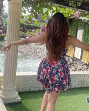 Yukti Thareja Instagram - dancing my way to castle 👑

Ps: My mom clicked these pictures😭