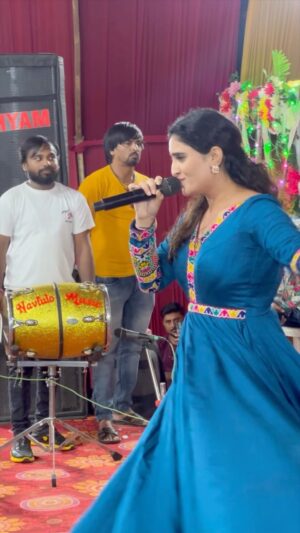 Zeel Joshi Instagram - ભલે-ભલે માડી 🙏🏻♥️
.
.
.
.
@zeel_joshii #zeeljoshi #singer #actress #influencer #gujju #dakla #trendingreels #garba #garbalover #❤️