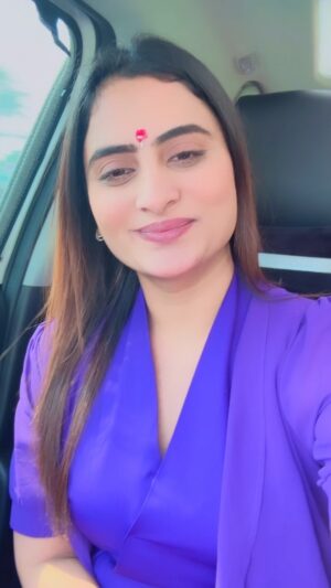 Zeel Joshi Instagram - તમને અને તમારા પરિવાર ને નવરાત્રિ ની હાર્દિક હાર્દિક શુભકામના 🙏🏻♥️
જય અંબે 🙏🏻😊 
.
.
.
.
@zeel_joshii #zeeljoshi #foryou #navratri #singer #instagood #insta #instadaily #instareels #foryoupage