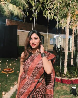 netri nisarg trivedi Instagram - Too classy to hear your opinions! 
Wearing an art piece handpainted saree (vegetable print) by artist Toofan Rafai 

Mum’s silver jewellery

Hair : @thehappylivingimperia

Pc @antara_munshi