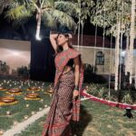 netri nisarg trivedi Instagram - Too classy to hear your opinions! Wearing an art piece handpainted saree (vegetable print) by artist Toofan Rafai Mum’s silver jewellery Hair : @thehappylivingimperia