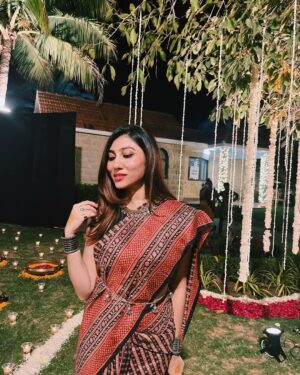 netri nisarg trivedi Instagram - Too classy to hear your opinions! 
Wearing an art piece handpainted saree (vegetable print) by artist Toofan Rafai 

Mum’s silver jewellery

Hair : @thehappylivingimperia

Pc @antara_munshi