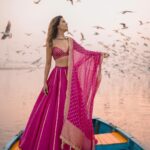 Aakriti Rana Instagram – Before you ask, lag rahi thi thand mujhe 🤣
But fashun is important 

📍Yamuna Ghat, Delhi 
Have you ever been here, visit before all the birds leave. The sunrise here is absolutely breathtaking with thousands of birds flying around. P.s they feed them namkeen there to fly around the boat 🙊 Jitna bada namkeen ka packet, utne zyada birds around your boat. 

Outfit : @kalkifashion 
📸. @shivam.vashisht @shivamphotoworks 

#aakritirana #yamunaghat #yamunaghatdelhi #sunrise #collab #photography #fashion #lehenga #indianwear #travelblogger #sunrisephotography #dreamy #delhi