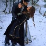 Aalisha Panwar Instagram - बर्फ़ की सफेद चादर ओढ़े जन्नत लगता है, बर्फ़ में मेरा शहर कितना ख़ूबसूरत लगता है। برف کی سفید چادر اوڑھے جنت لگتا ہے، برف میں میرا شہر کتنا خوبصورت لگتا ہے !! Repost : @vineetraina_world 🩵