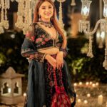 Aashna Shroff Instagram - Thode aur desi fits ho jaaye? ☺️✨ styled by @malvika_tater shot by @mohitvaru wearing @paulmiandharsh jewellery @kushalsfashionjewellery bag @ornatte.in hair and makeup @banaddi_bridalmakeovers
