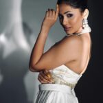 Aayushi Dholakia Instagram - Zoobi Doobi Zoobi Doobi⚡️ . . . . . 👗- @bhavanas_studio 💄- @plumzstudio 📸- @artofpixels_studio #weddingguestoutfit #indianoutfits #designeroutfits #ethniclook #ethniclove