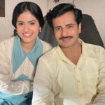 Aayushi Dholakia Instagram - Playing Hansa Ben in REEL life and then meeting her in REAL life🧿❤️ This film has not only given me a beautiful opportunity to experience life through someone else’s eyes but also journey has truly inspired me. Thank you @vanrajsinh_sisodia @rudramotionfilms_ for trusting me with this role🙏🏻 @ojasrawal first are also special and you made this one memorable🥰💖 2 of many Silver Screen Appearance🤞🏻🧿❤️ #filmportrait #firstoftheroll #actressgallery #filmshoot #workingactor #actress