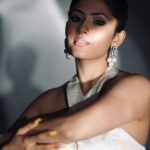 Aayushi Dholakia Instagram - Zoobi Doobi Zoobi Doobi⚡️ . . . . . 👗- @bhavanas_studio 💄- @plumzstudio 📸- @artofpixels_studio #weddingguestoutfit #indianoutfits #designeroutfits #ethniclook #ethniclove