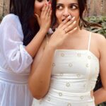 Aayushi Dholakia Instagram - tag your bestiiieeee💗👯‍♀️ . . . . . w/ @itsmerushi_25 #reels #bestfriendsgoals #posingideas #photoideas #friendshipgoal #friendshiplove