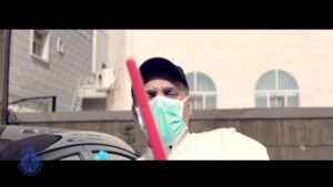 Abdel Aziz El Sayegh Instagram - تذكرون العصا الحمرا .. الحييييين وقتها عندي ٤٠واحد من ربعي حاريني.. عليهم غشمره باااااايخه ومو قد كلمتهم ... كنا بنسوي مسرحيه كوميديه سياسيه كانو معاي وفجأه اختارو مخرج ثاني وراحو معاه بمسرحيه كوميدية ثانيه ... ودي ودي ودي اكسرها على ظهورهم بس ماقدر للاسف عندهم 🦄🐥😉
بس والله والله والله كفو عليه اللي كسر كلمتهم وخذاهم بالمسرحيه مالته ارادة ربع 😬
اهيع بيتكم 
تفهم مشكلتك 😬