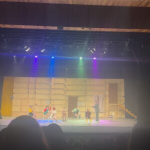 Adriana Del Claro Instagram - Mais um ciclo se encerra (é um até breve!!) e eu só posso agradecer!! @chavesomusical é uma jóia! Texto brilhante de @femaiamaia direção impecável de @zenriqdpaula coreografia do talentoso @gabrielmalo um elenco, criativo dos sonhos e equipe maravilhosa! Tanta gente pra agradecer… Tivemos a oportunidade de assistir esse espetáculo novamente pós pandemia, e ver a alegria do público. Sim, público e fãs. É pra vcs. Sentar ao fundo da plateia e ver as reações me deixa eufórica, feliz e  grata! Missão cumprida! Obrigada Roberto Bolaños e esse legado que deixou para nós! Obrigada Grupo Chespirito e todos que fizeram parte dessa construção! Que a gente possa contar mais essa história!! E zás!!!