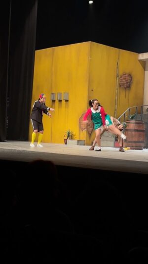 Adriana Del Claro Instagram - Chaves, um Tributo Musical está em curtississíssima temporada no Teatro Opus Frei Caneca. Até  27/11 Ainda “me belisco” que conseguimos reestrear  pós pandemia. Meu projeto do coração. ❤️Vem, ta lindo!! E zás!! @chavesomusical @delclaroproducoes