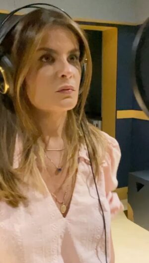 Adriana Del Claro Instagram - Aquele respiro antes de cantar!! Ansiosa para a volta aos palcos em @bonnieclydemusical e ter a honra de contracenar com os gigantes @elinemesmo  e @betosargentelli 💫🦋❤️🙏🎙Boraaa correr atrás dos sonhos!! #tbt