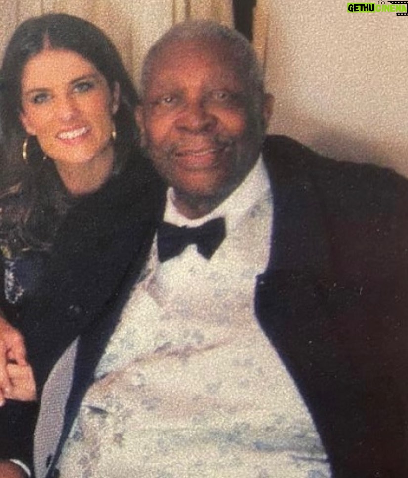 Adriana Del Claro Instagram - No #tbt dois encontros com B.B. King, primeira foto no camarim do Bourbon Street, na segunda no Teatro Guaíra em Curitiba. Me belisco até hoje. Blues Boy. O Rei e sua Lucille. Obrigada. #bbking #lucille