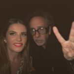 Adriana Del Claro Instagram - Quando soube que o Tim Burton confirmou que iria no Sweeney Todd fiquei em êxtase… toda equipe também… mas ele antecipou o voo. Eu e a Si @simonetlcarneiro fomos ao encontro dele pedimos muito para ficar… mostramos fotos do espetáculo. Ele nos disse que era a luz mais linda que ele ja viu em montagens do ST. Demorei para postar pq essa “na trave” ficou engasgada muito tempo. É assim na vida! Bora correr atrás dos sonhos? #voltasweeney seria um deles?🤨❤️@sweeneytoddbrasil