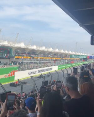 Adriana Del Claro Instagram - Obrigada @beatricej  e @heinekenbr pela incrível experiência na F1.  Producão impecável e muita adrenalina! Nostalgia e boas lembranças da sala de casa com a família assistindo o Senna. 💫 ❤️ 🙏#heineken #f1
