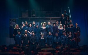 Adriana Del Claro Instagram - Um ano de Sweeney Todd Brasil no @033rooftop como foi lindo, que time de talentos!! Até hoje ouço as primeiras notas da orquestra e me emociono. Inesquecível! Só agradeço!! Especial a @zenriqdpaula 
@femaiamaia @simonetlcarneiro, @rodrigolombardi  @andrezzamassei todo elenco, músicos, técnica, producão, patrocinadores, 033, vcs são  talentosos e gigantes!! OBRIGADA!!!! Quem quer assistir de novo  @sweeneytoddbrasil? 🙋‍♀️ Borboletas no estômago! Vambora atrás dos sonhos?!! Fotos do mago das lentes @stephansolon