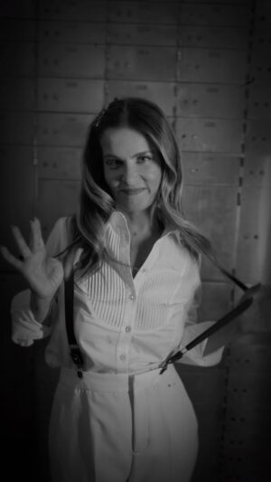 Adriana Del Claro Instagram - Apaixonada e devota, essa é Blanche Barrow, interpretada por @adrianadeclaro e que chega aos palcos do @033rooftop a partir de 10 de março, em #bonnieclydemusical!

Os ingressos já estão à venda! Estamos esperando você!