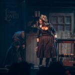 Adriana Del Claro Instagram - Hoje relembramos três espetáculos da Del Claro Produções que até hoje deixam saudades Sweeney Todd, um dos clássicos da Broadway com música de Stephen Sondhein, em sua adaptação imersiva que consquistou o público. O Grande Cometa, espetáculo que abriu a agenda cultural do 033 rooftop aos finais de semana, aproveitando o espaço de eventos corporativos. Chaves - Um Tributo Musical, que encantou a todos com um roteiro original para a vila que marcou tantos brasileiros. Qual desses espetáculos deixou mais saudades? Será que um deles retorna em 2024? — Today we remember three shows by Del Claro Produções that we all miss a lot. Sweeney Todd, one of the Broadway classics with music by Stephen Sondhein in its immersive adaptation that enchanted the audience. The Great Comet of 1812, a show that opened the cultural agenda of 033 rooftop on weekends, using the space of corporate events in a innovative way. Chaves - A Musical Tribute, which enchanted everyone with its original script for the village that marked so many Brazilians. Which of these shows did you miss the most? Will one of them return in 2024?