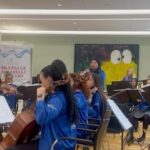 Adriana Del Claro Instagram - Tive a honra e o privilégio de acompanhar a Orquestra Chiquinha Gonzaga na Suiça. Formada por meninas mulheres que levaram a beleza e a força da Música Brasileira. Obrigada Simone, Moana, Danielle, meninas da orquestra e a Maestrina Priscilla. Viva as mulheres!! Preenchida de gratidão e amor por esse lindo trabalho social! Obrigada a Zurich Santander por mais um projeto em parceria. Zürich, Swiss