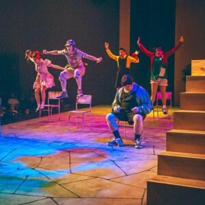 Adriana Del Claro Instagram - “Chaves - um Tributo Musical” é um dos musicais de maior sucesso da Del Claro Produções e vencedor do Prêmio Bibi Ferreira 2019 de Melhor Musical Brasileiro. O musical é original e conquistou os fãs do programa de televisão mexicano que fez parte da vida de muitos brasileiros. O espetáculo presta homenagem a Roberto Gomes Bolaños com direção de Zé Henrique de Paula, texto e direção musical de Fernanda Maia e coreografia de Gabriel Malo.

“Chaves - a Musical Tribute” is one of the most successful shows produced by Del Claro Produções and won the Bibi Ferreira Awards 2019 of Best Brazilian Musical. The musical is original and enchanted the fans of this successful Mexican TV Show that was part of the the live of many Brazilians. It’s a tribute to Roberto Gomes Bolaños and was directed by Zé Henrique de Paula, writted and orchestrated by Fernanda Maia with choreography by Gabriel Malo.