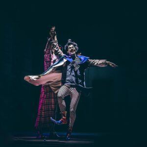 Adriana Del Claro Instagram - “Chaves - um Tributo Musical” é um dos musicais de maior sucesso da Del Claro Produções e vencedor do Prêmio Bibi Ferreira 2019 de Melhor Musical Brasileiro. O musical é original e conquistou os fãs do programa de televisão mexicano que fez parte da vida de muitos brasileiros. O espetáculo presta homenagem a Roberto Gomes Bolaños com direção de Zé Henrique de Paula, texto e direção musical de Fernanda Maia e coreografia de Gabriel Malo.

“Chaves - a Musical Tribute” is one of the most successful shows produced by Del Claro Produções and won the Bibi Ferreira Awards 2019 of Best Brazilian Musical. The musical is original and enchanted the fans of this successful Mexican TV Show that was part of the the live of many Brazilians. It’s a tribute to Roberto Gomes Bolaños and was directed by Zé Henrique de Paula, writted and orchestrated by Fernanda Maia with choreography by Gabriel Malo.