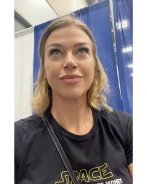 Adrianne Palicki Instagram - Had a blast meeting ya’ll this past weekend at @tidewatercomicon in Virginia Beach 🩷🥰 Thanks for having me!